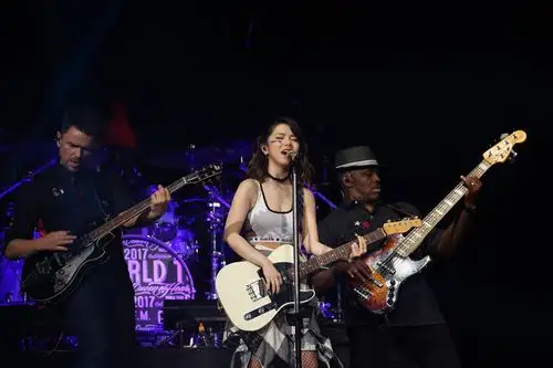 邓紫棋5度征服红馆香港站连唱三晚歌迷现场求婚