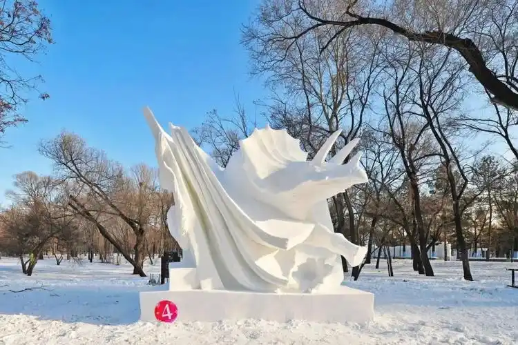 第九届黑龙江省大学生雪雕比赛落幕20件精美作品亮相
