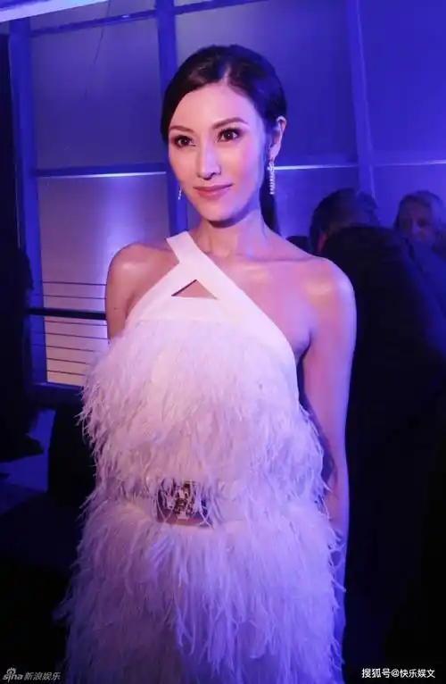 53岁李嘉欣近照认不出!12岁儿子170cm显帅气,母子情深似姐弟