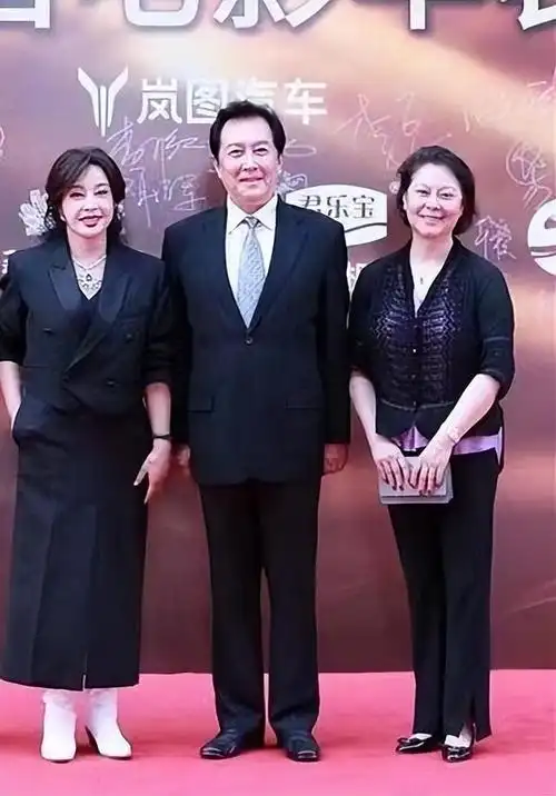 唐国强老婆颜值被低估了!同框刘晓庆和陈冲,家居服打扮反而赢了