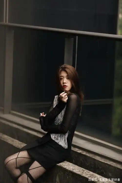 侧面展示曼妙身材,眼神迷离