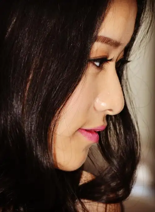 【美女室内人像摄影图片】人像摄影_qz25629779_太平洋电脑网摄影部落