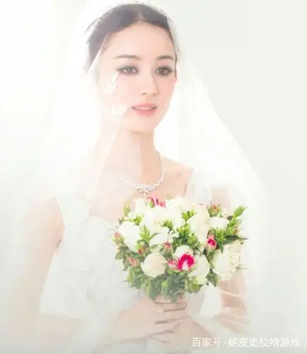 看了赵丽颖的婚纱照,我才明白什么叫"穿上婚纱时的女人最美"