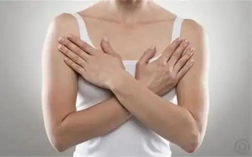 还有的女孩因为体态等问题,导致胸部变成相差两杯的大小胸