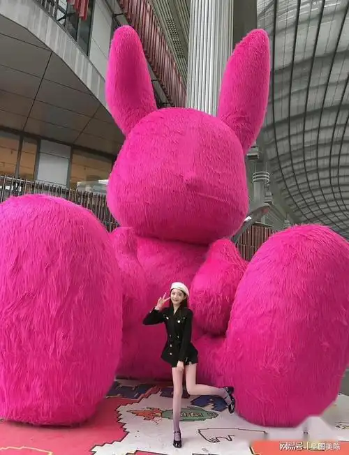 超火的毛绒兔装饰道具网红拍照打卡互动装置