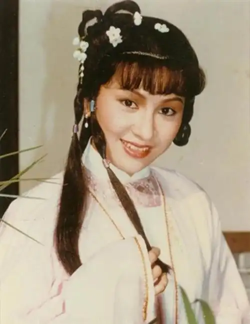 63岁米雪和58岁余安安,年轻时一个拒绝了成龙,一个拒绝了周润发