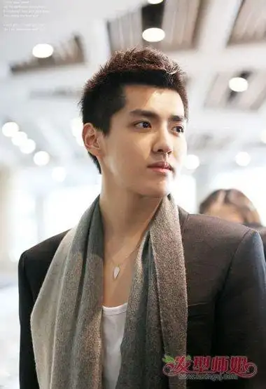 男生剃阳光青春板寸头有什么讲究 吴亦凡帅气栗色短发造型为你示范