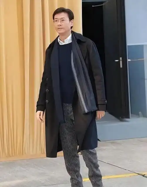 76岁郑少秋不服老!常年戴假发风度翩翩气质儒雅,真是帅了一辈子