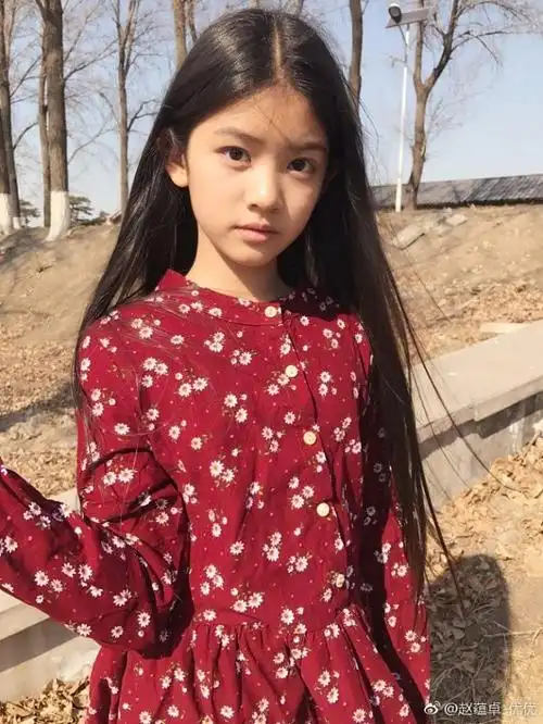 赵蕴卓挺喜欢这个小花的裙子准备在网上搜一下不知道能否找到6767