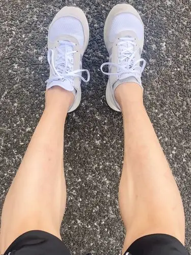 每次跑步小腿迎面骨侧方肌肉就发紧酸痛,这是为什么,有大神指点一下吗