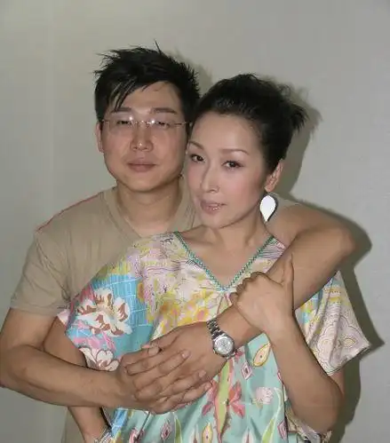 50岁孙悦晒出生时老屋,被儿子吐槽像鬼屋,17年前嫁身家10亿富商_腾讯