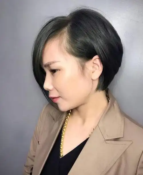 这款短发也是发型师们非常喜欢的短发,因为这款短发最能体现出发型师