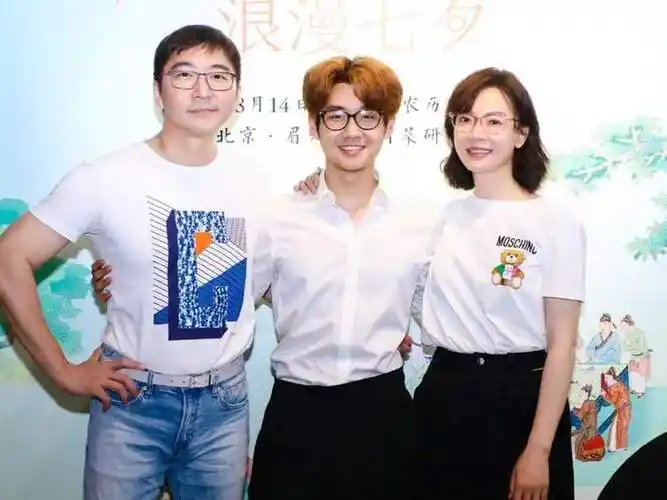 陈数罕晒全家福 与老公甜蜜依偎继子身高抢眼