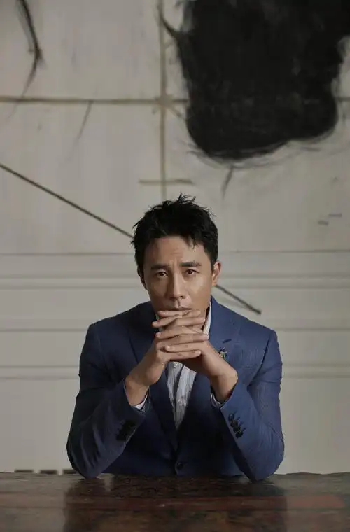 简介:杜淳沉稳帅气时尚写真图片,分享一组杜淳图片给大家,图中的明星