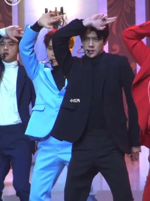 exo世勋loveshot真空西装个人直拍4k77