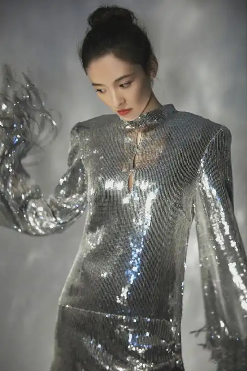 吴倩身着银色亮片流苏裙,高级优雅,完美演绎冷酷气质_高清图集_新浪网