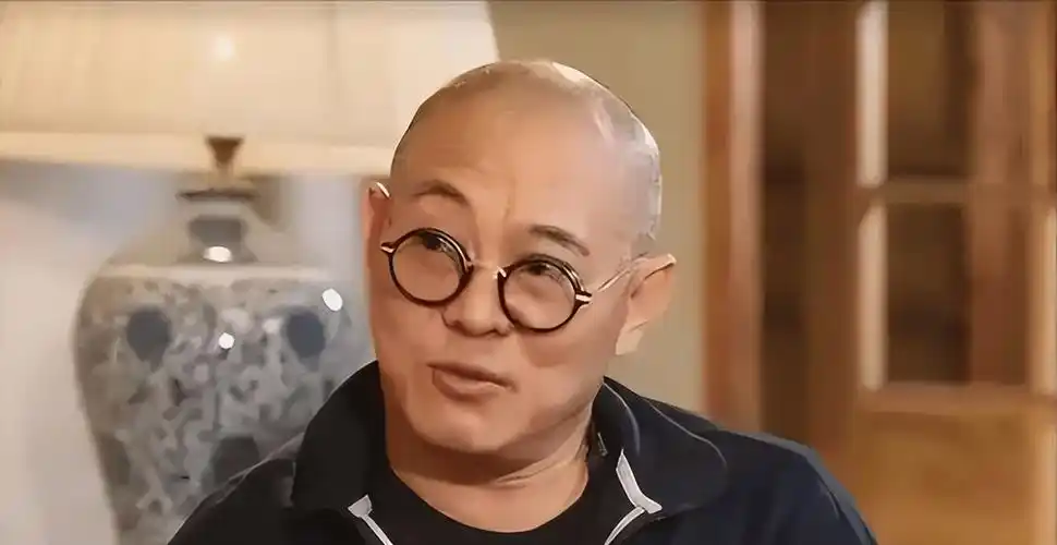 功夫巨星尴尬现状:60岁李连杰代言过劣质游戏引起争议_成龙_身份_形象