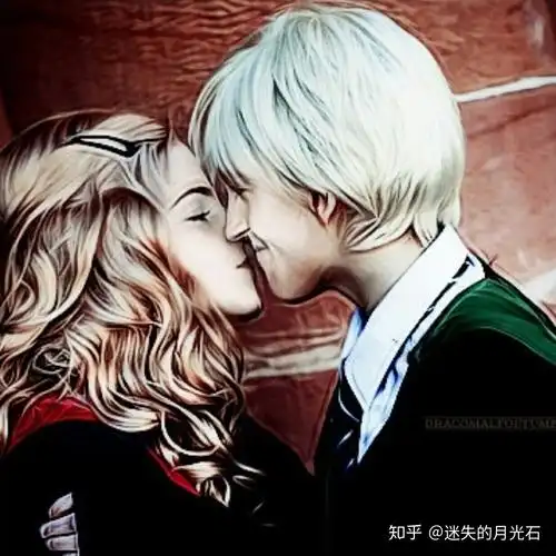 中,有哪些细节可以看出赫敏的扮演者艾玛·沃特森曾暗恋马尔福扮演者