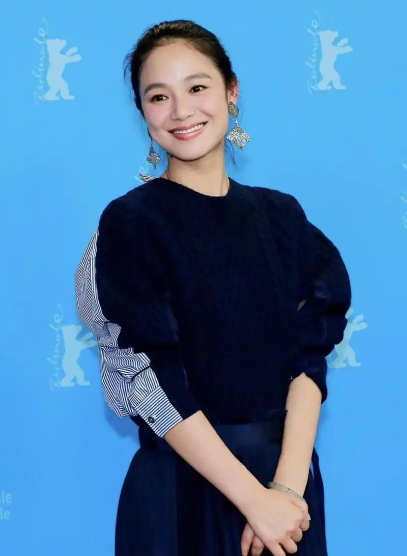 有种"气质"叫周韵,针织衫配百褶裙风姿卓越,优雅高贵太惊艳