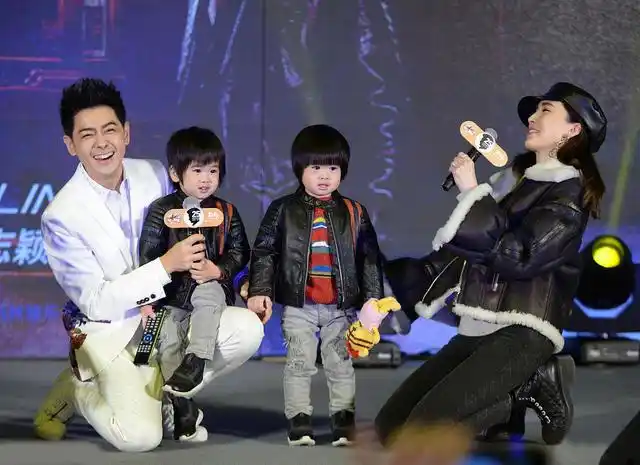 林志颖和妻子携双胞胎儿子出席发布会 一对宝贝萌化啦