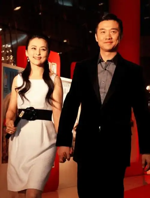 何音:比前夫大2岁,比现任大9岁,和小丈夫一起养大和前夫的儿子_何茵