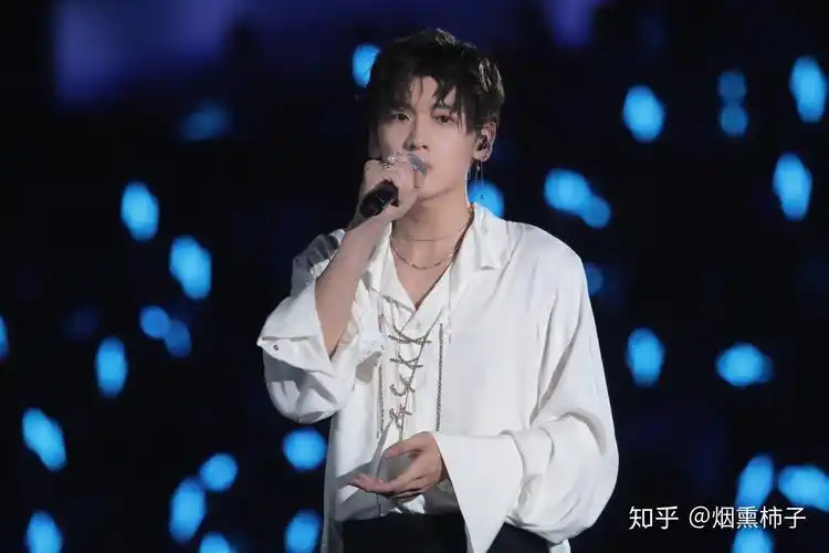 怎么评价r1se翟潇闻从营到出壶的表现? - 知乎