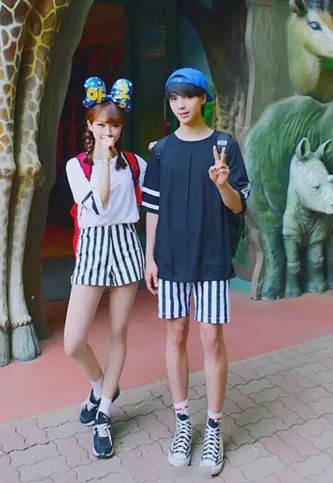 充满童趣的情侣穿搭,女生和男生都选择了条纹短裤,同款不同色的宽大中