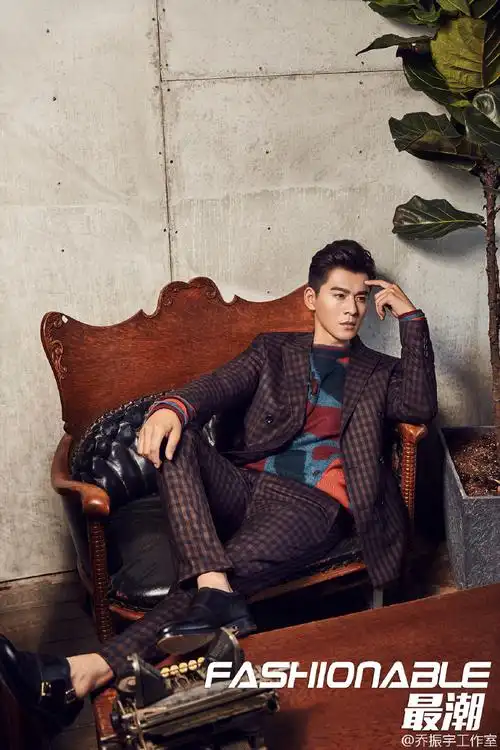 照片以棕色系为基调,#乔振宇#身穿休闲西装,勾勒出健康阳光的身材,一