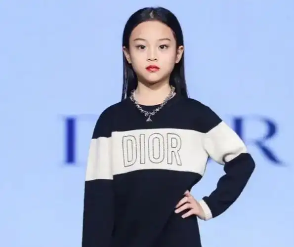 小甜馨长大了!首次登台走秀高级感十足,颜值也越来越像李小璐