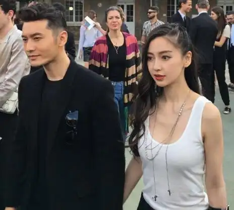 图baby素颜牵手黄晓明回京不忌讳秀恩爱