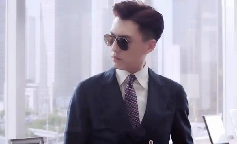 原创《精英律师》靳东被批摆造型,凹人设演,仅一集就暴露出各种问题