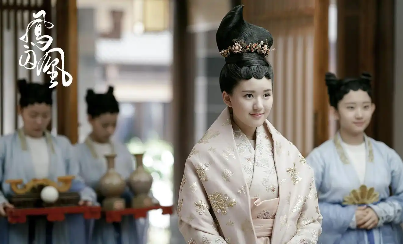 看惯了凤囚凰 中赵露思的古装的造型,没想到现代造型也那么好看纯净