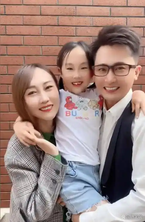 杨帆:婚庆十周年,时光对比图引网友集体热议"老婆有点配不上"_李松奇