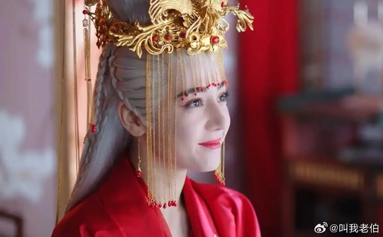 迪丽热巴能不能放弃古装,没见过这么难看的嫁衣造型,天山童姥[思考]
