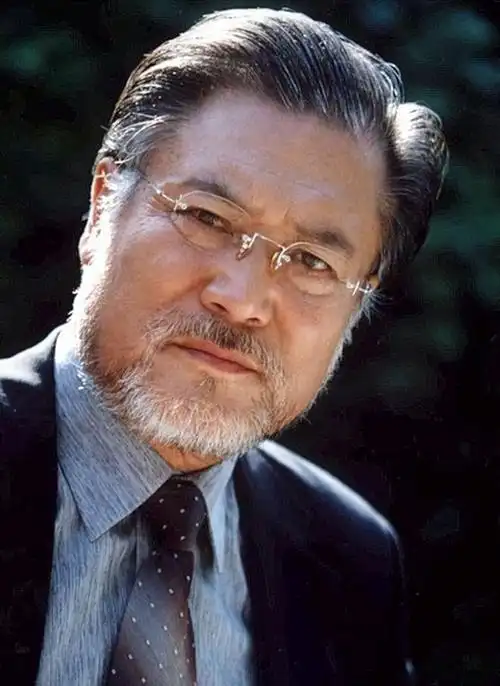 他是东北帅气男星,从《兵临城下》走上银幕,曾与黄梅莹饰演夫妻|演员