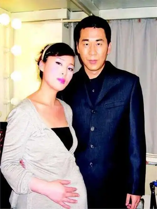 长相"奇丑",娶得老婆却一个比一个漂亮,这几位男星凭什么?