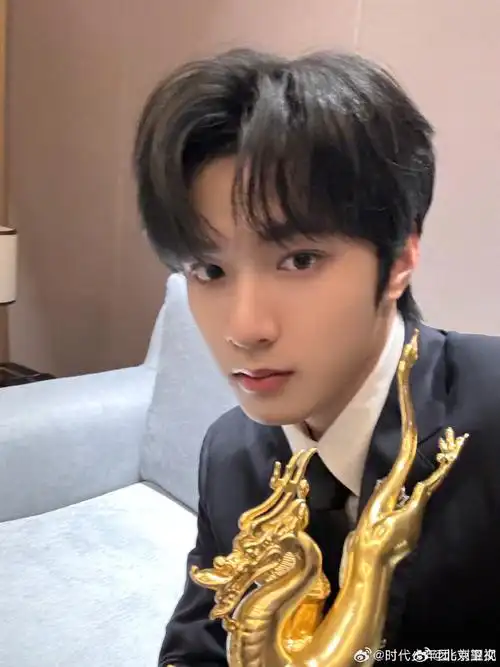 刘耀文获年度新人##刘耀文回应电影脸