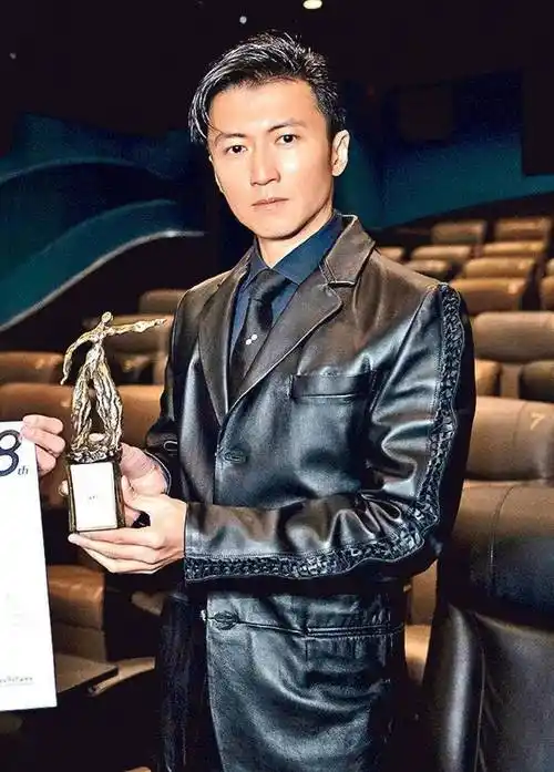 谢霆锋代已故陈木胜导演领奖希望他的坚毅精神感染大家继续向前谢贤型