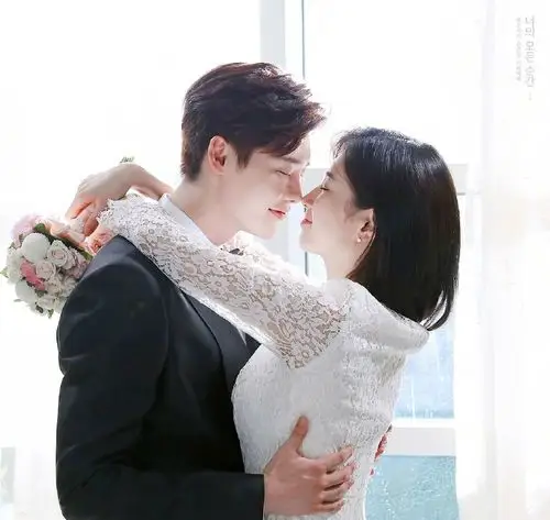 李钟硕和裴秀智婚纱照拍摄花絮曝光,网友:李钟硕跟谁都有cp感