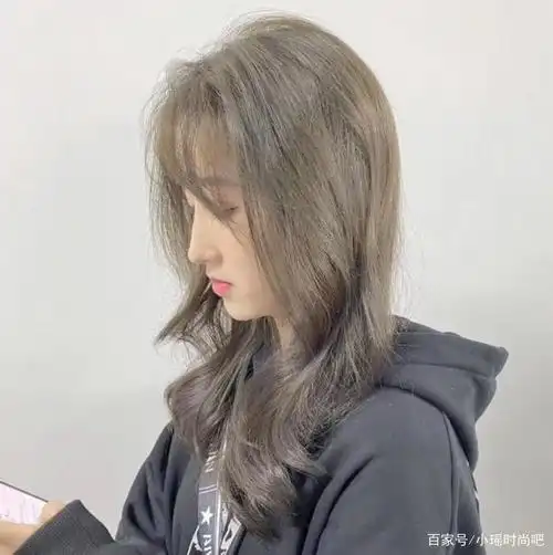 淡淡的金色使头发更有质感,增加了精神和甜美的流行气