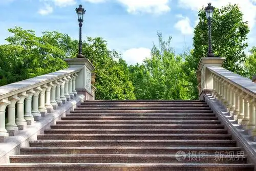 石楼梯与栏杆和大理石台阶底部向上的视野在背景铁灯复古风格的天空和