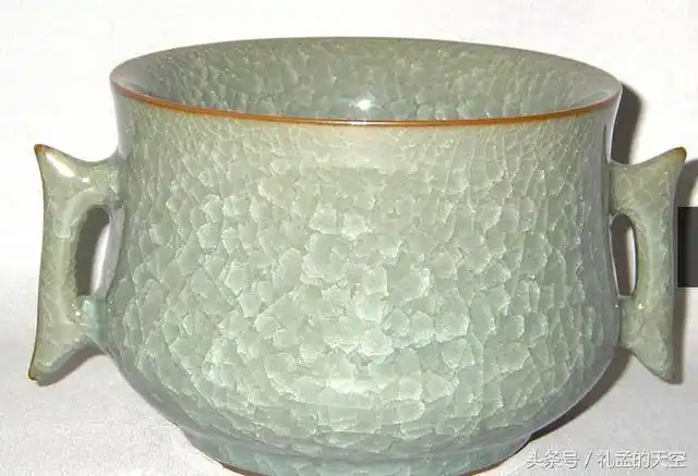 的特点:■■单从冰裂纹的看,叶小春的冰裂纹比较北宋汝窑的要清丽眩彩