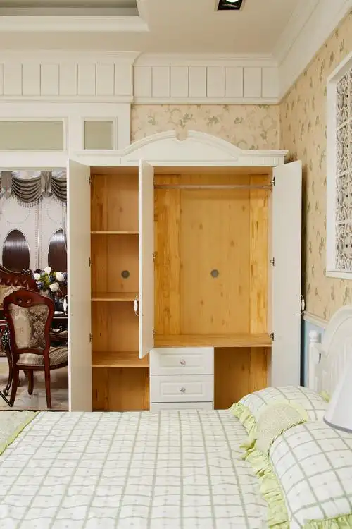 时尚简约 全实木框架 精美立体雕花白色三门平开衣柜