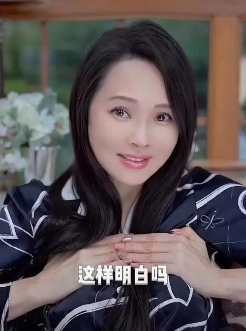 伊能静分享胸部按摩秘籍,直言和胸部羞耻说不,55岁依然美艳无比