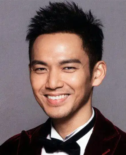 钟汉良# 求表要这样对着窝笑,太tm让人抓狂了有勇气的点大图