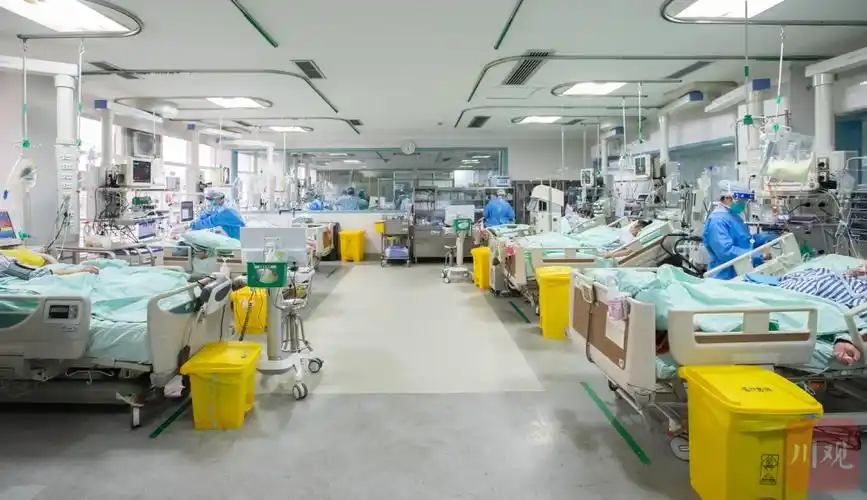 四川大学华西医院,医护人员正在照顾患者.医院供图