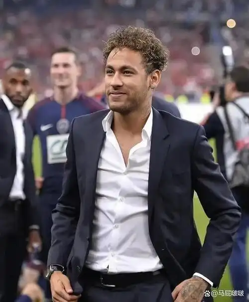 被足球耽误的时尚潮人内马尔?西装暴徒,嘻哈少年样样拿捏!