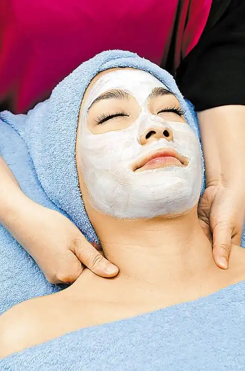 我是美容师,我做美容手上起小水泡很痒,我就会抓坏皮肤,这是什么啊