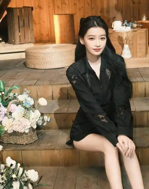 孙怡的镂空黑裙优雅迷人_黑色_设计_连衣裙