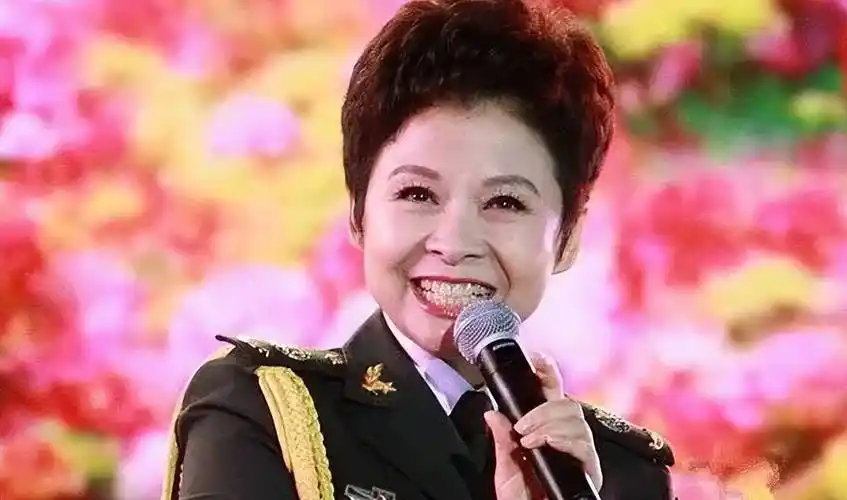 原创 董文华60岁庆生照曝光,碎花衬衫配珍珠项链,付笛生夫妇到场祝贺